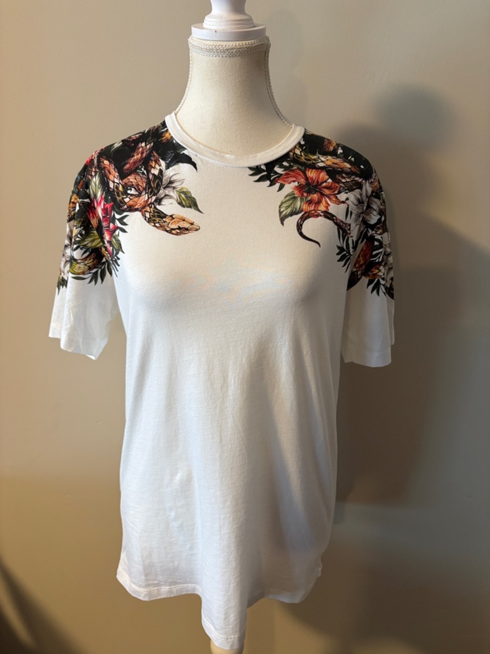 Zara White Tee with Tropical Floral Snake Shoulder Print. Size Medium